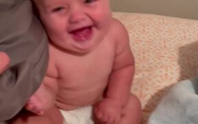 Baby's Laugh Will Make You Forget Everything Else - Kids - VIDEOTIME.COM