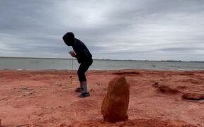 Master Destroys The Stone With Chinese Weapons - Fun - VIDEOTIME.COM