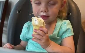 Kid Struggles Between Eating and Falling Asleep - Kids - VIDEOTIME.COM