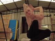 Contortionist To Thank The Ukrainian Fighters
