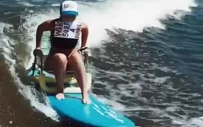 Girl Sits on Chair While Surfing - Fun - VIDEOTIME.COM