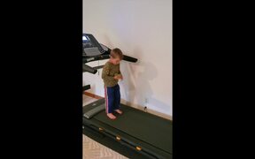 Dad Runs Backwards on Treadmill - Kids - VIDEOTIME.COM