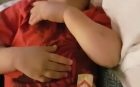 Toddler Claps When He Hears Applause in His Sleep - Kids - VIDEOTIME.COM