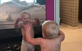 Baby Girl Sees Reflection for the First Time - Kids - VIDEOTIME.COM