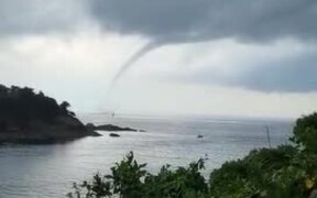 Waterspout Forms Off Coast of Fowey - Fun - VIDEOTIME.COM