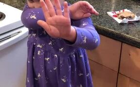 Little Girl Gets Caught While Sneaking Cookie - Kids - VIDEOTIME.COM