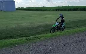 Beginner Rider Crashes After Botched Wheelie - Tech - VIDEOTIME.COM