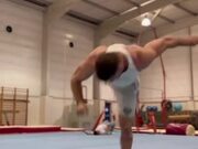 Guy Executes Numerous Single Leg Backflips - Sports - Y8.COM