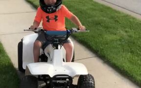 Kiddo Shows No Hesitation Before Attacking Dad - Kids - VIDEOTIME.COM