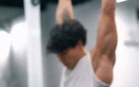 Guy Shows Spectacular Strength - Sports - VIDEOTIME.COM