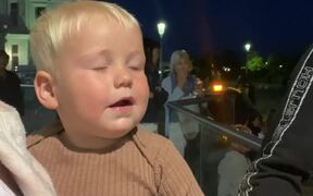 Toddler Adorably Hugs His Mom After Getting Scared - Kids - VIDEOTIME.COM