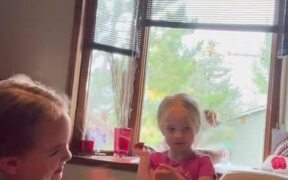 Elder Sister Ends up Slapping Younger Sister - Kids - VIDEOTIME.COM