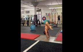 Gymnast Demonstrates Mind-Blowing Exercises - Sports - VIDEOTIME.COM