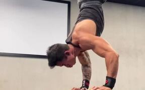 Guy Does Handstand Push-Ups - Sports - VIDEOTIME.COM