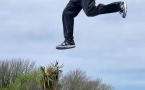Guy Shows off Impressive Scooter Tricks - Sports - VIDEOTIME.COM