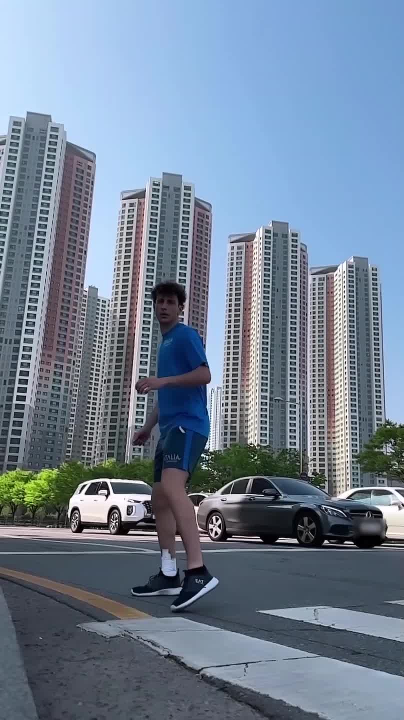 Guy Performs Spinning Taekwondo Kick on Street