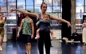  Woman Practices Ballet While Holding Her Baby - Fun - VIDEOTIME.COM