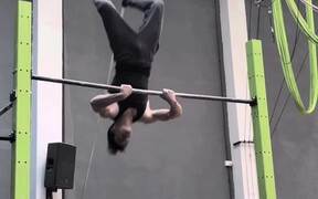 Guy Does Impressive Workout While Hanging on Bar - Sports - VIDEOTIME.COM