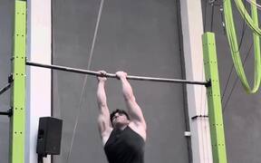 Guy Does Impressive Workout While Hanging on Bar - Sports - VIDEOTIME.COM