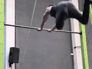 Guy Does Impressive Workout While Hanging on Bar