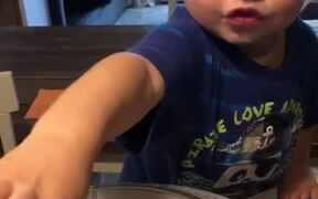 Kid Is In Love With The Sight Of Sourdough - Kids - VIDEOTIME.COM