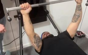 Guy Drops Barbell on Fellow's Forehead - Sports - VIDEOTIME.COM