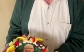 Woman Surprises 95-Year-Old Neighbor With A Cake - Fun - VIDEOTIME.COM