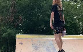 Skateboarder Gets Folded - Sports - VIDEOTIME.COM