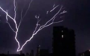 People Witness Spectacularly Massive Lightning - Fun - VIDEOTIME.COM