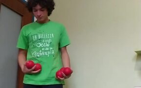 Guy Juggles Numerous Balls at Once For Minutes - Fun - VIDEOTIME.COM