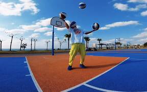  Man Effortlessly Juggles Multiple Basketballs - Sports - VIDEOTIME.COM