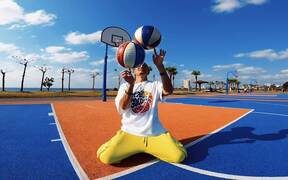  Man Effortlessly Juggles Multiple Basketballs - Sports - VIDEOTIME.COM