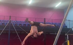Upside-Down Man Balances Himself Over His Head - Fun - VIDEOTIME.COM