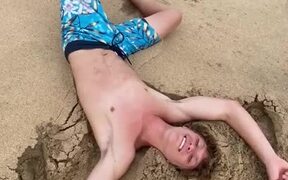 Man Falls Down as Branch Breaks - Fun - VIDEOTIME.COM
