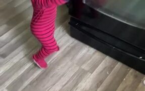 Toddler Makes Mess With Icing While Eating Cake - Kids - VIDEOTIME.COM
