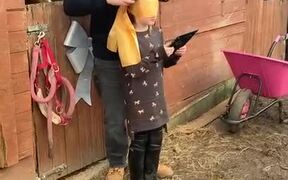 Loving Parents Surprise Their Daughter With a Pony - Kids - VIDEOTIME.COM