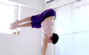 Guy Doing Handstand Shows Off Balancing Skills - Fun - VIDEOTIME.COM