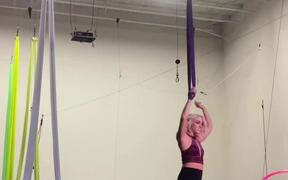 Woman Spins Hulahoop On Her Hand - Fun - VIDEOTIME.COM