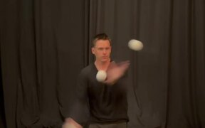 Guy Shows Off Mind Blowing Juggling Skills - Fun - VIDEOTIME.COM