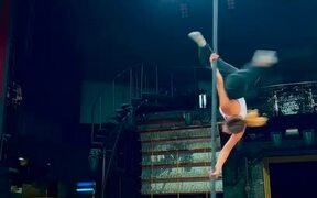 Girl Performs Mid-air Spinning Trick on Pole - Fun - VIDEOTIME.COM