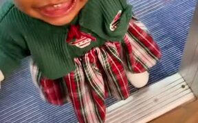 Toddler Gives Mom Warm Welcome at Daycare's Door - Kids - VIDEOTIME.COM