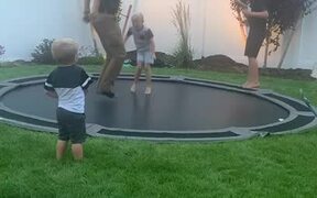 Kid Falls Off Trampoline When Dad Attempts Jump - Kids - VIDEOTIME.COM