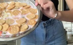 Woman Learns How To Not Bake a Cake - Fun - VIDEOTIME.COM