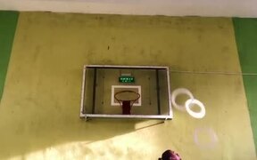 Artist Incredibly Juggles Five Hoops at Once - Fun - Videotime.com
