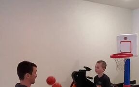 Family Juggles Balls Together - Fun - Videotime.com