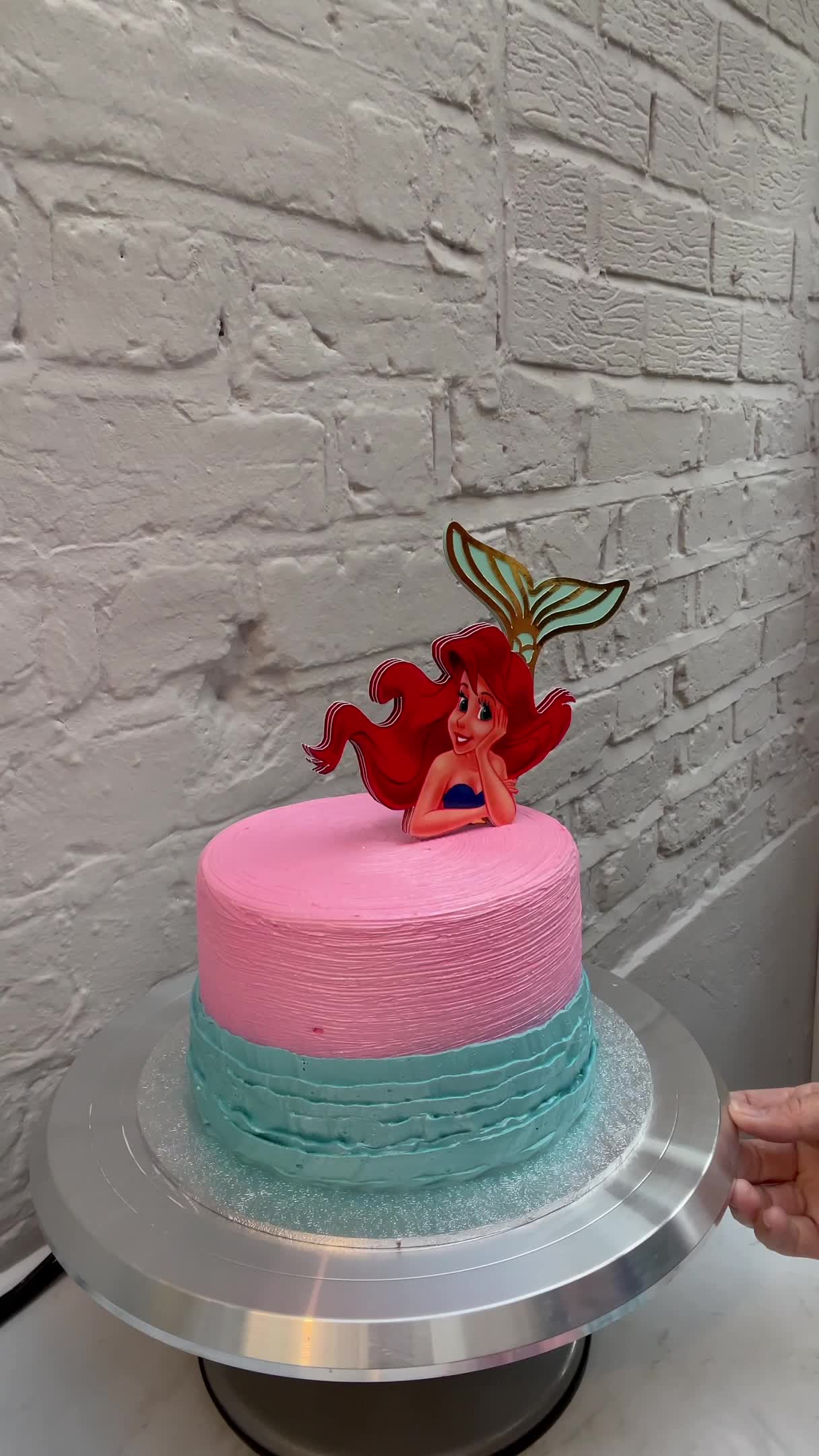 Video Cake Artist Decorates a Fascinating Cake - Xem tại Y8.com