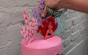 Cake Artist Decorates a Fascinating Cake