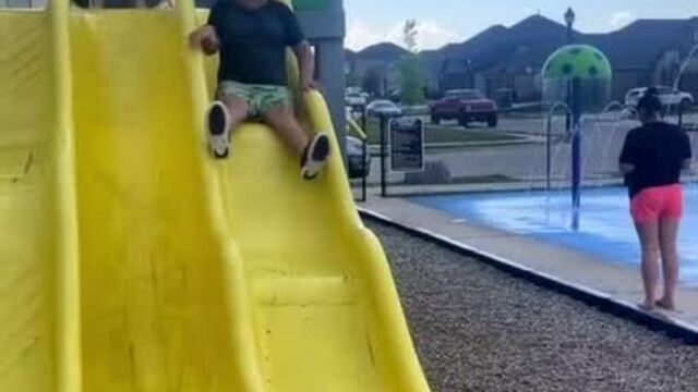 Kid Struggles on Bumpy Slide and Falls to Ground | Watch Now - Y8.com