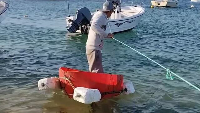 Guy Flips Over From Small DIY Built Raft | 지금 무료로 감상하기 - Y8.com