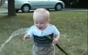 Kid Tries to Drink Water - Kids - VIDEOTIME.COM